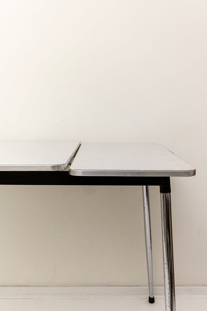 Vintage eettafel met uitschuifbaar formica blad en metalen poten