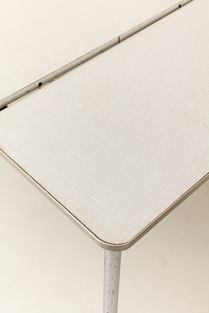 Vintage eettafel met uitschuifbaar formica blad en metalen poten