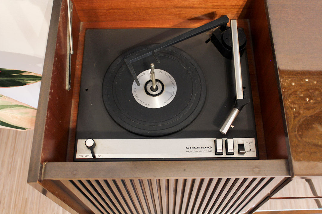 Vintage eikenhouten radiomeubel Grundig Bergamo 3