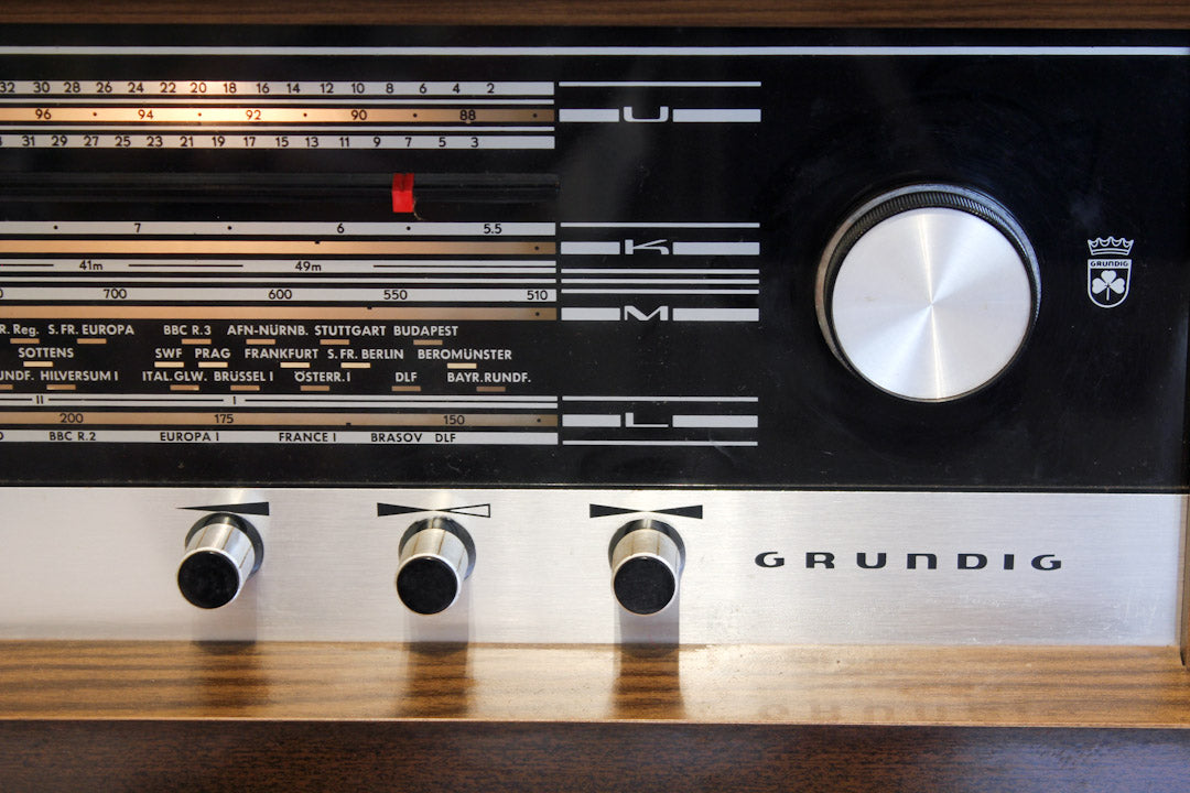 Vintage eikenhouten radiomeubel Grundig Bergamo 3