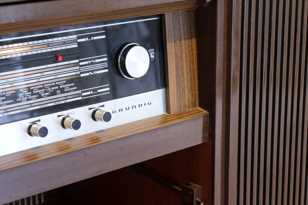 Vintage eikenhouten radiomeubel Grundig Bergamo 3