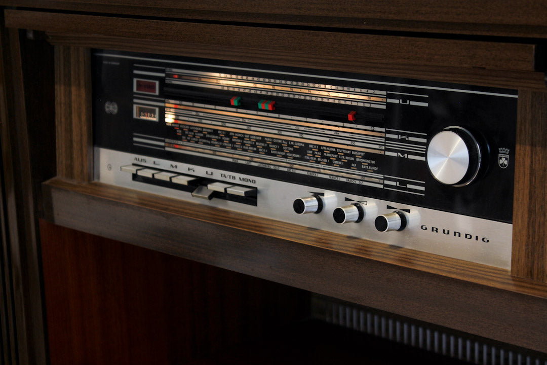 Vintage eikenhouten radiomeubel Grundig Bergamo 3