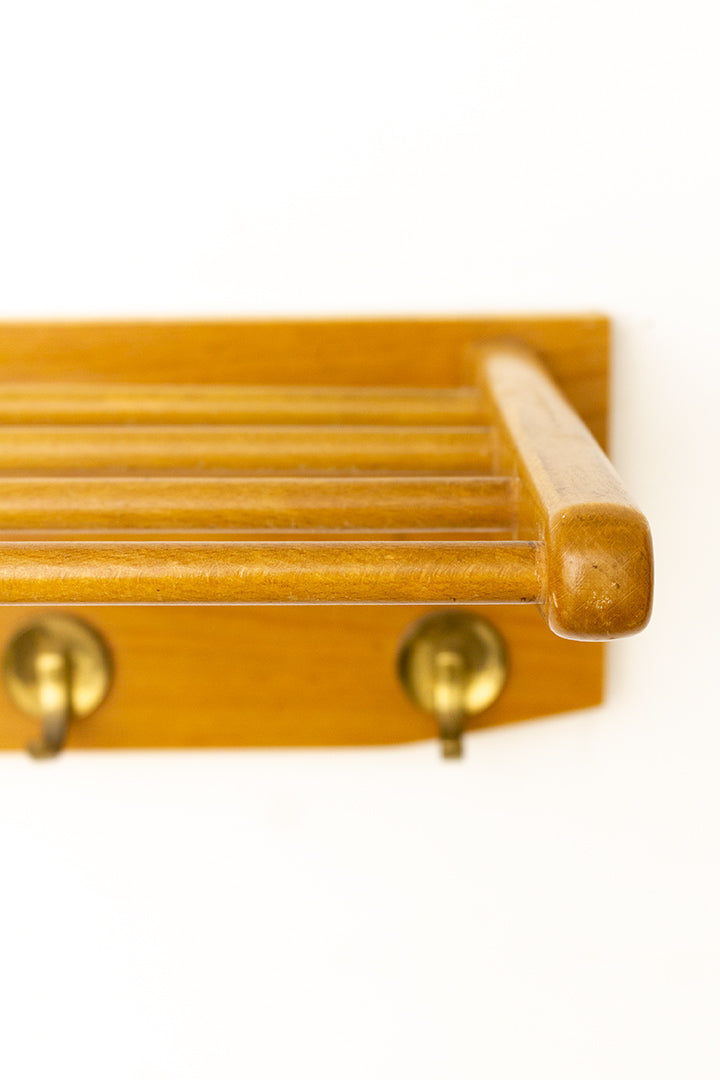 Vintage eikenhouten wandkapstok met hoedenplank en messing haken
