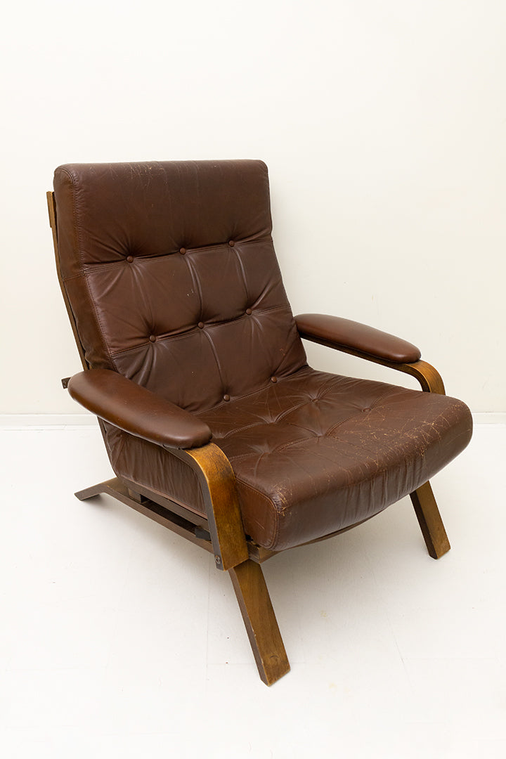 Vintage fauteuil met bruin leren bekleding en houten frame