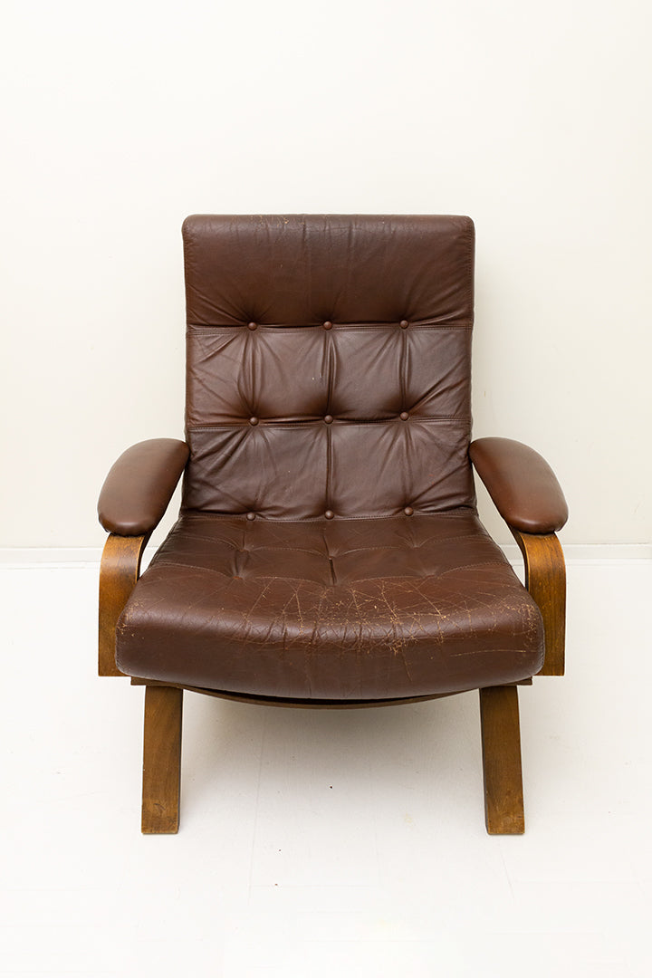 Vintage fauteuil met bruin leren bekleding en houten frame
