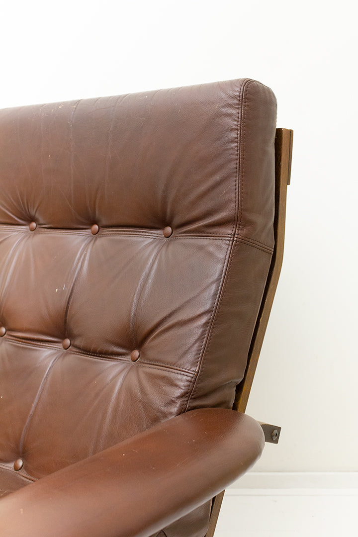 Vintage fauteuil met bruin leren bekleding en houten frame