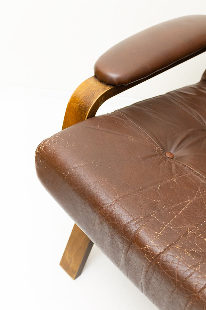 Vintage fauteuil met bruin leren bekleding en houten frame