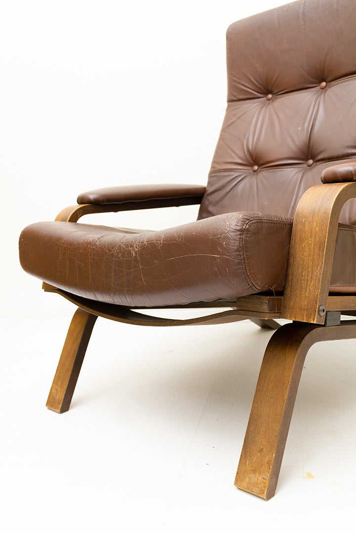 Vintage fauteuil met bruin leren bekleding en houten frame