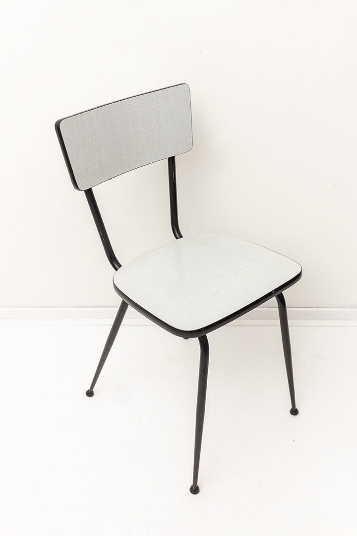 Vintage formica stoel grijs met zwarte elegante pootjes