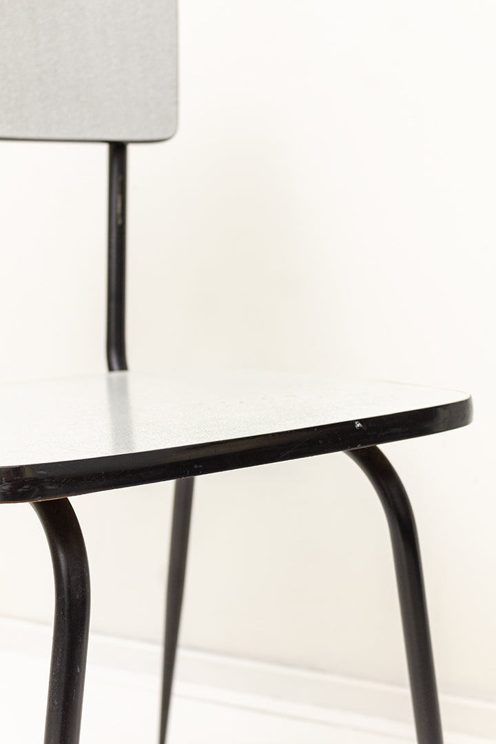 Vintage formica stoel grijs met zwarte elegante pootjes