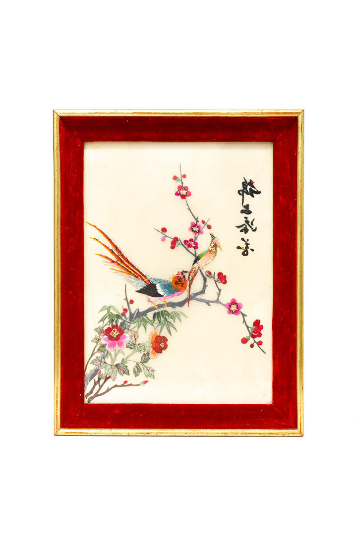 Vintage geborduurd kunstwerk met Chinese vogels in rode fluwelen lijst