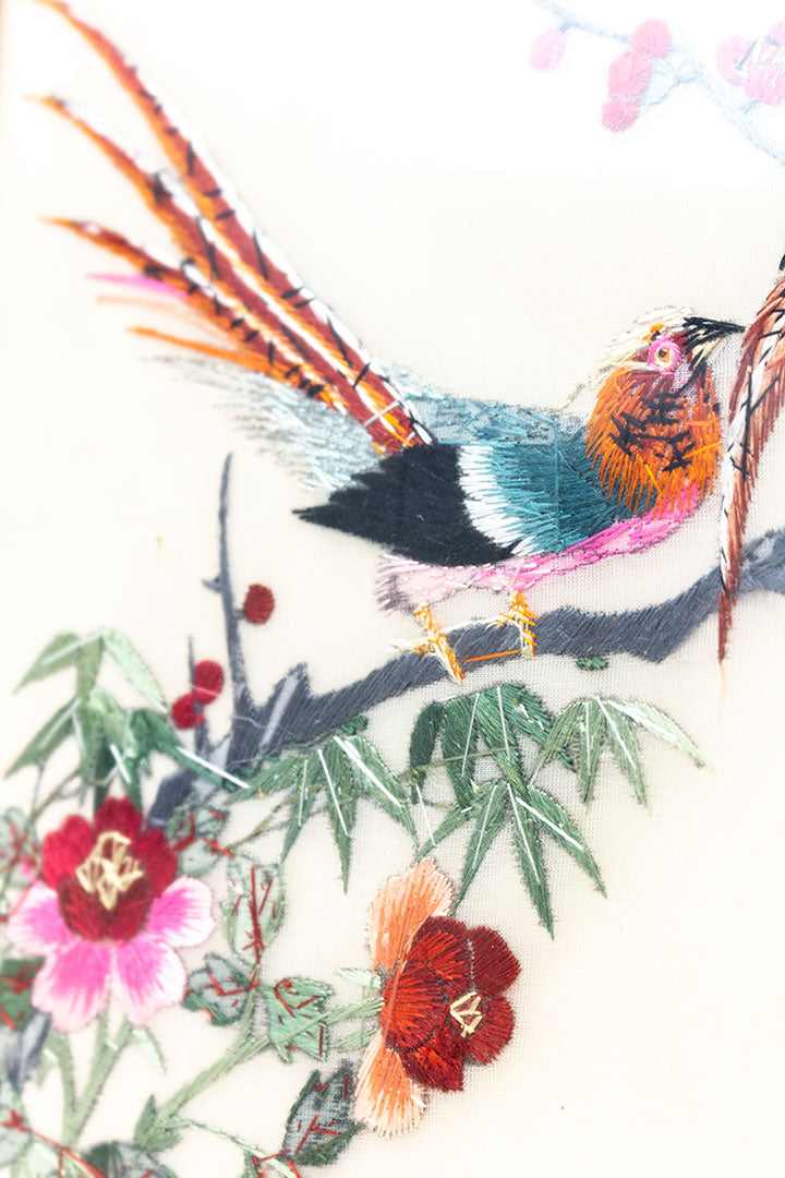 Vintage geborduurd kunstwerk met Chinese vogels in rode fluwelen lijst