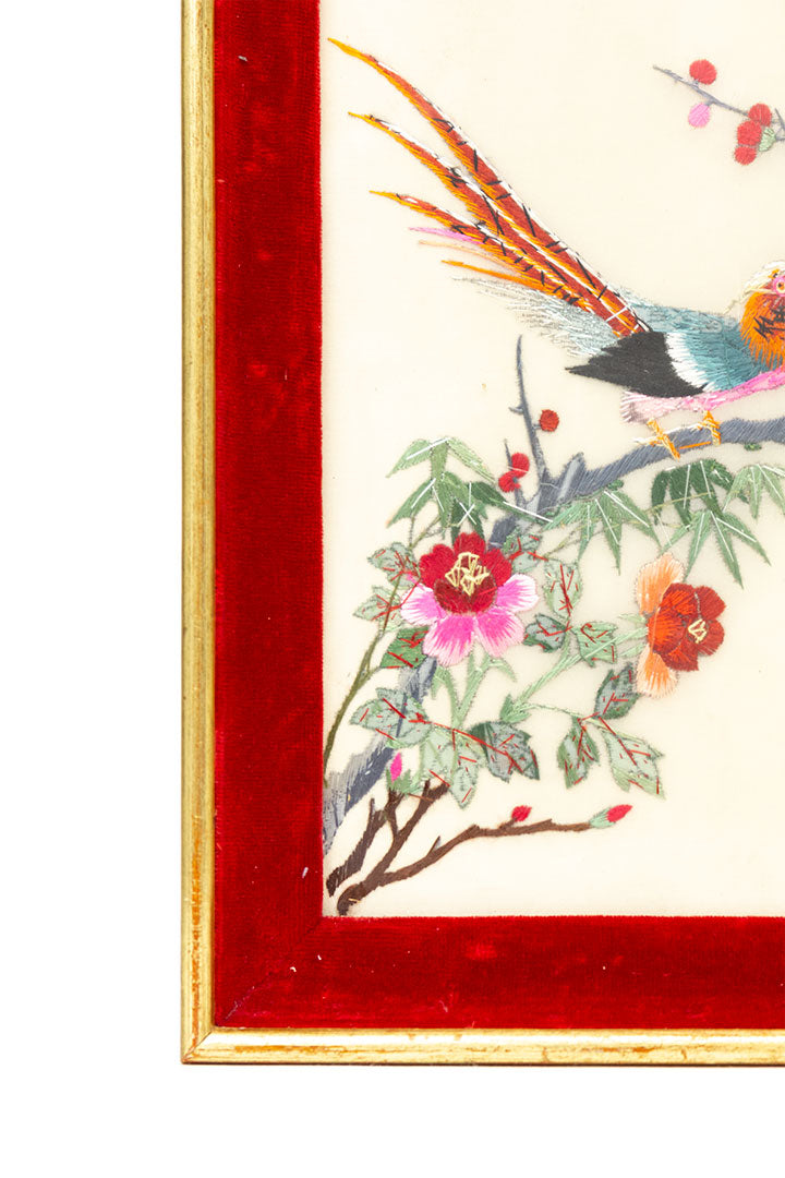 Vintage geborduurd kunstwerk met Chinese vogels in rode fluwelen lijst