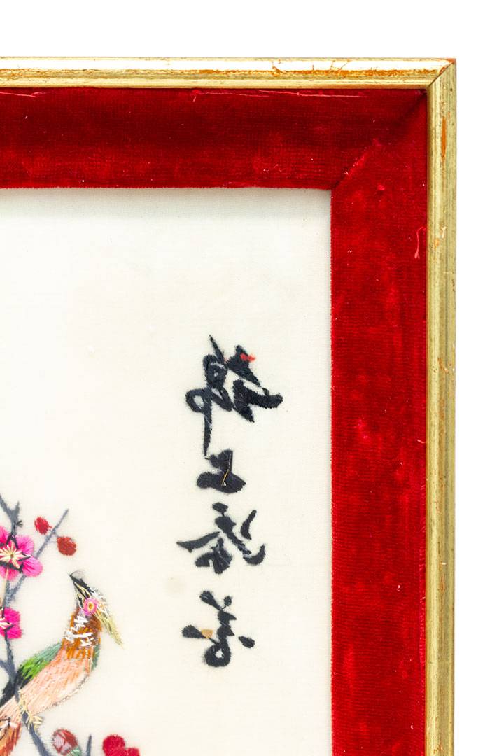 Vintage geborduurd kunstwerk met Chinese vogels in rode fluwelen lijst