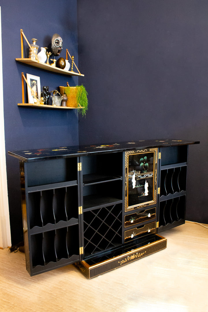 Vintage gelakt Aziatisch buffetkast / dressoir van massief hout en speksteen handbeschilderd