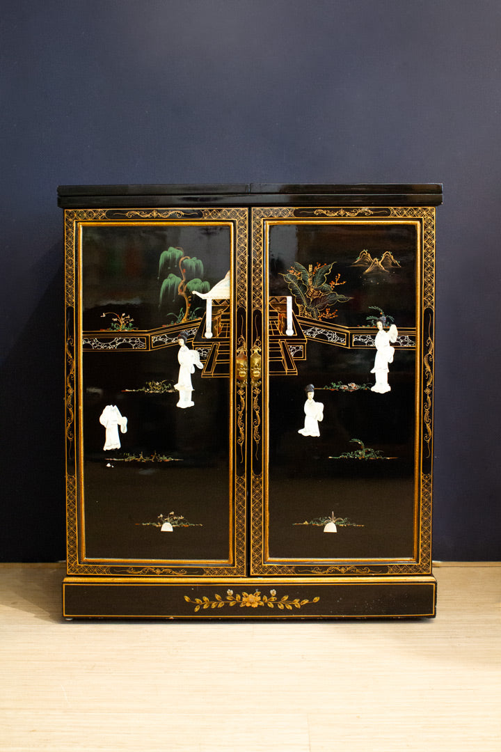Vintage gelakt Aziatisch buffetkast / dressoir van massief hout en speksteen handbeschilderd