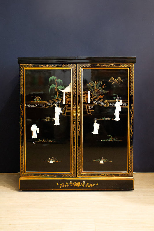 Vintage gelakt Aziatisch buffetkast / dressoir van massief hout en speksteen handbeschilderd