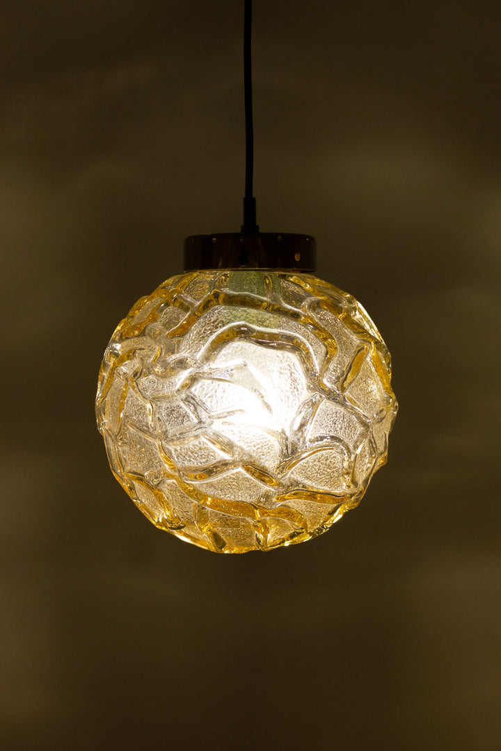 Vintage glazen plafondlamp amberkleurige ‘globe'