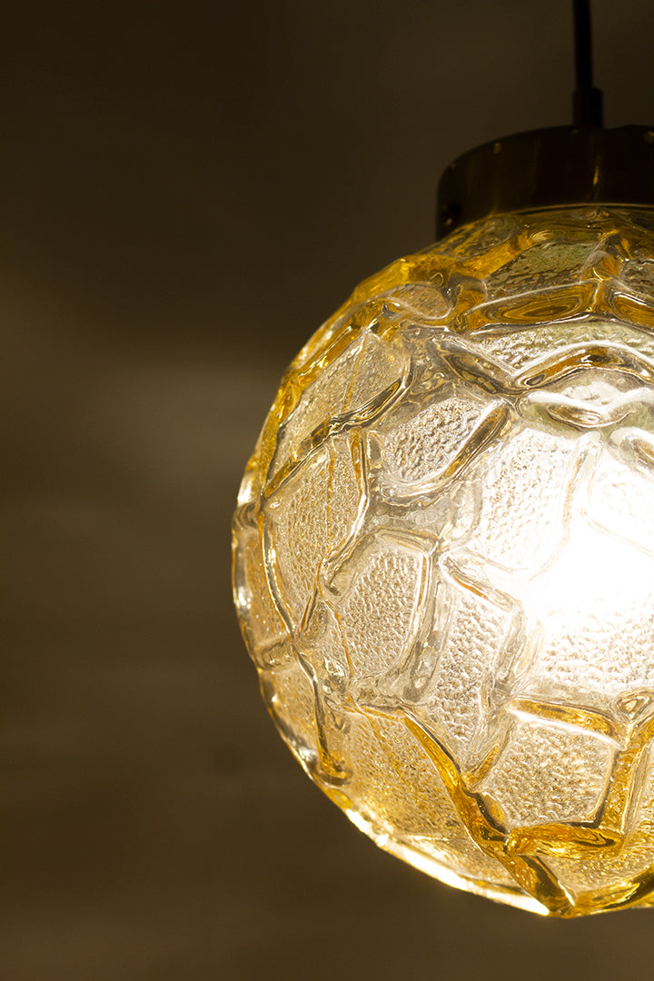 Vintage glazen plafondlamp amberkleurige ‘globe'