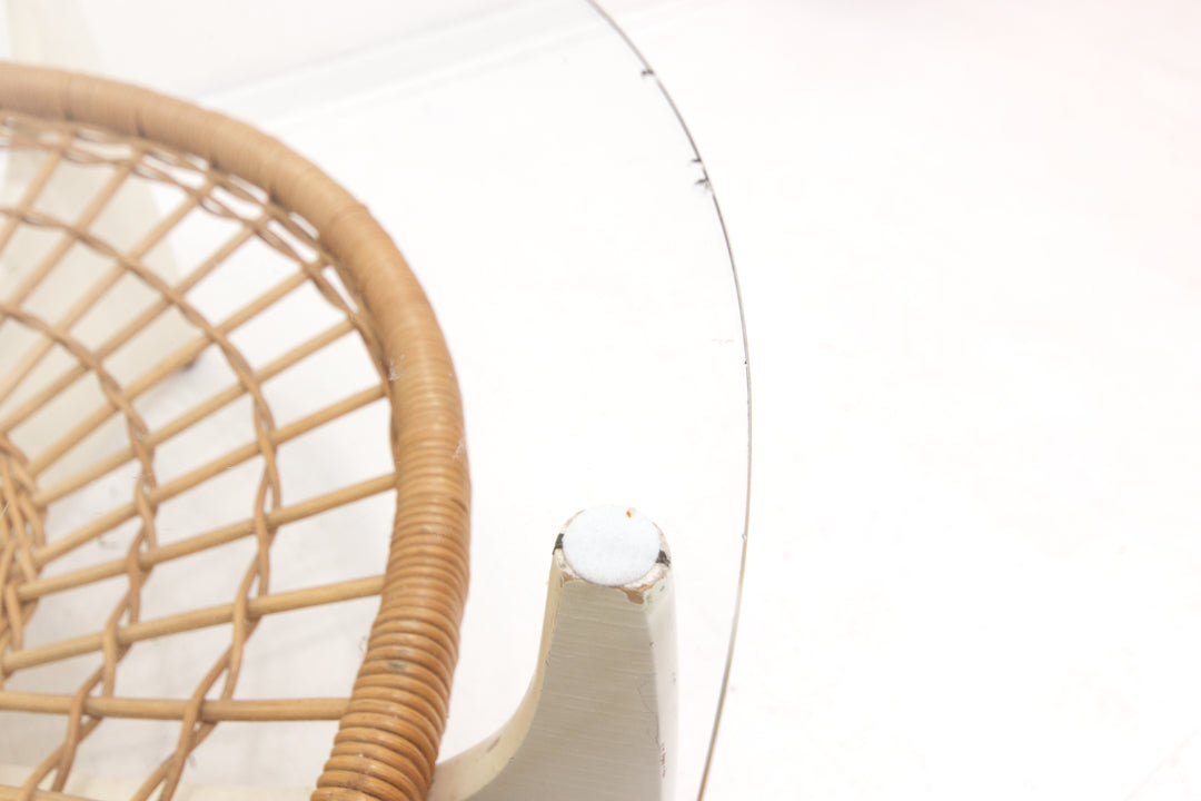 Vintage glazen ronde salontafel wit met rotan lectuurbak