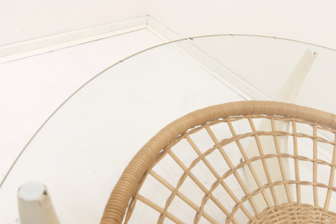 Vintage glazen ronde salontafel wit met rotan lectuurbak