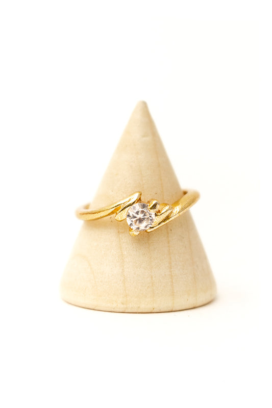 Vintage goudkleurige ring met transparant steentje
