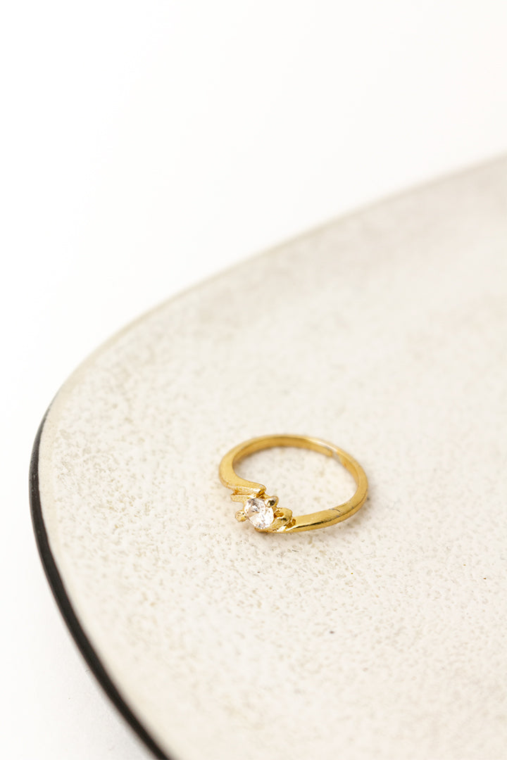 Vintage goudkleurige ring met transparant steentje