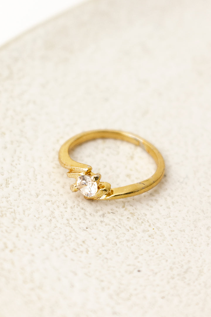 Vintage goudkleurige ring met transparant steentje