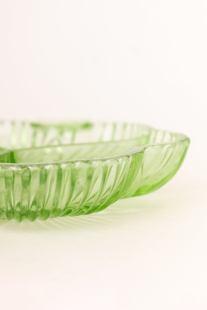 Vintage groen glazen schaaltje in de vorm van klavertje
