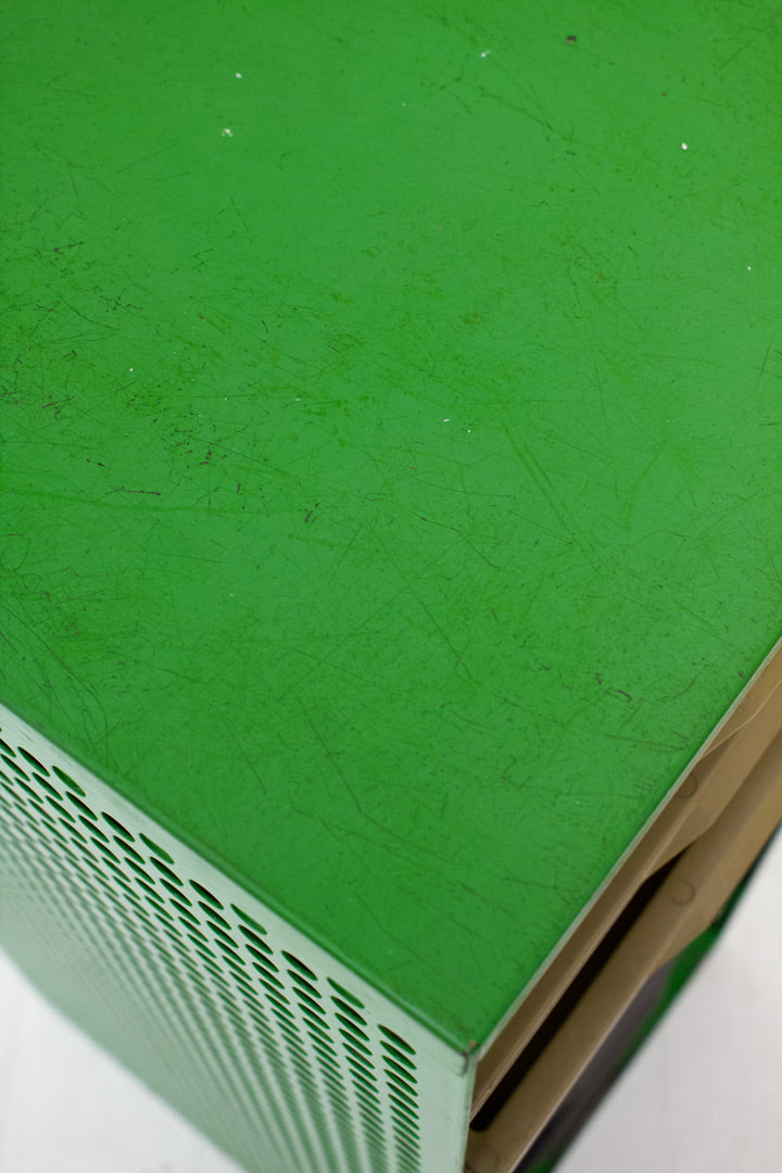 Vintage groen industrieel archiefkast van geperforeerd metaal