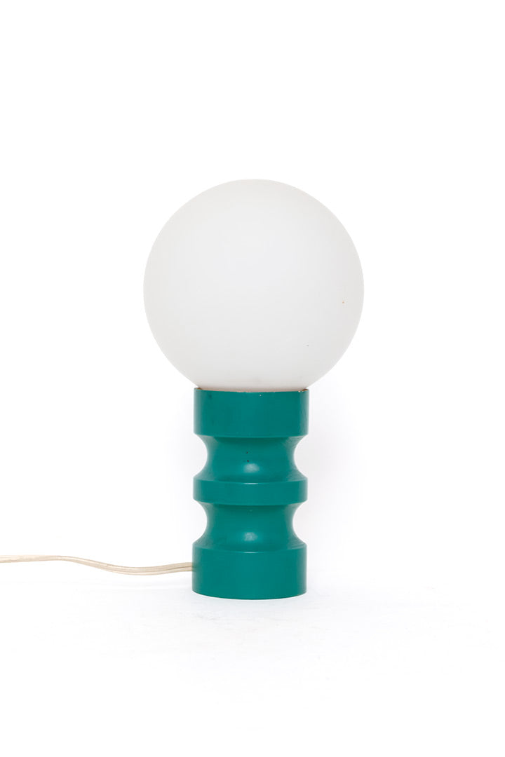 Vintage groene tafellamp met witte glazen bol