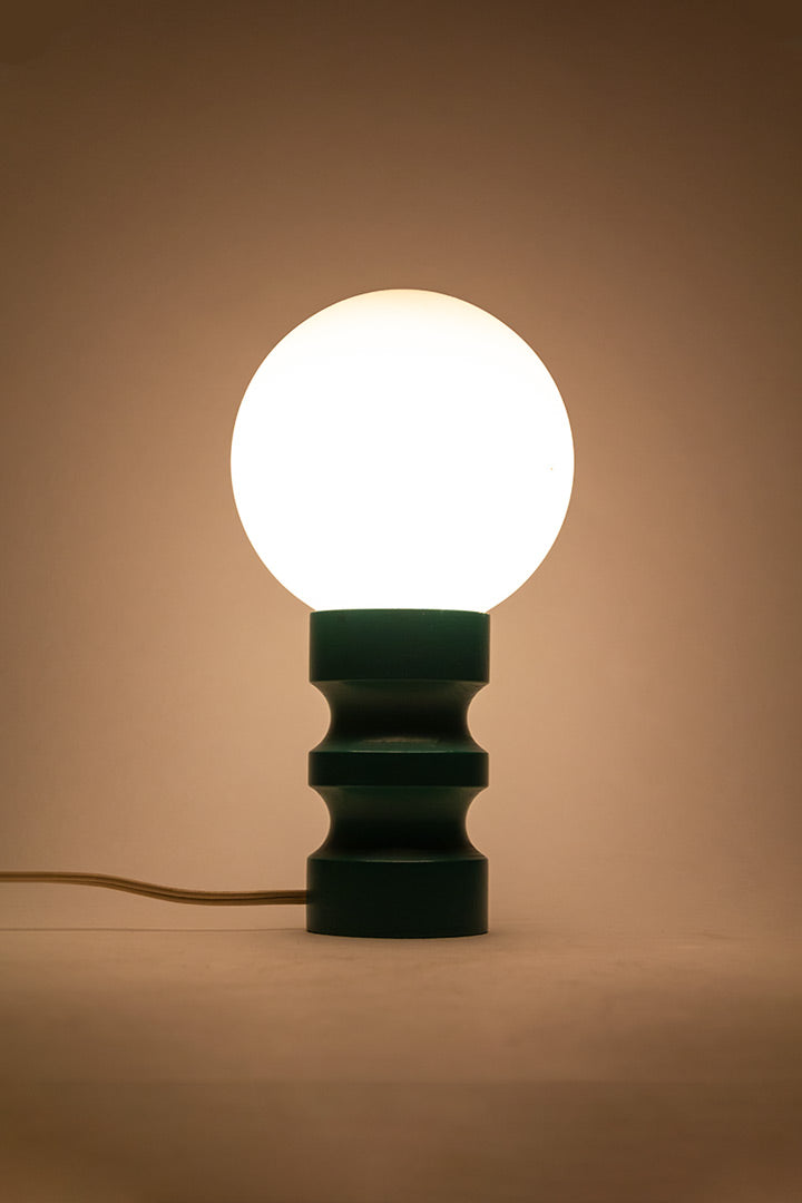 Vintage groene tafellamp met witte glazen bol