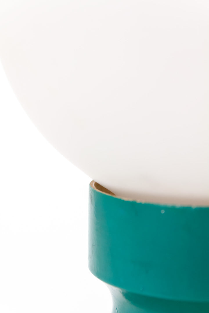 Vintage groene tafellamp met witte glazen bol