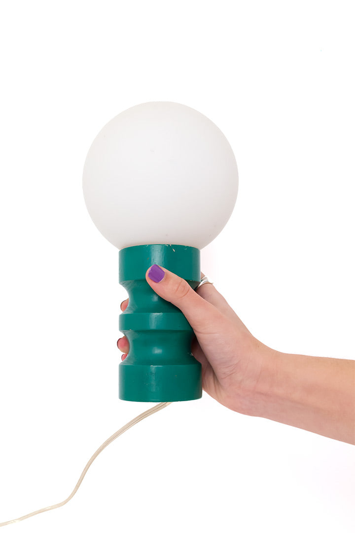 Vintage groene tafellamp met witte glazen bol
