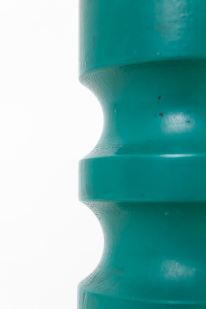 Vintage groene tafellamp met witte glazen bol
