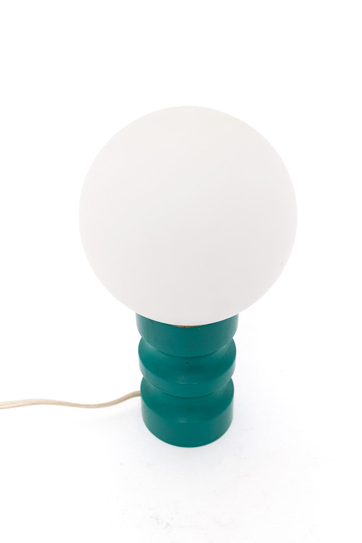 Vintage groene tafellamp met witte glazen bol