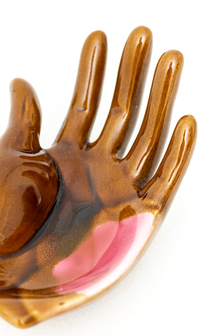Vintage hand schaaltje van bruin geglazuurd keramiek met roze detail