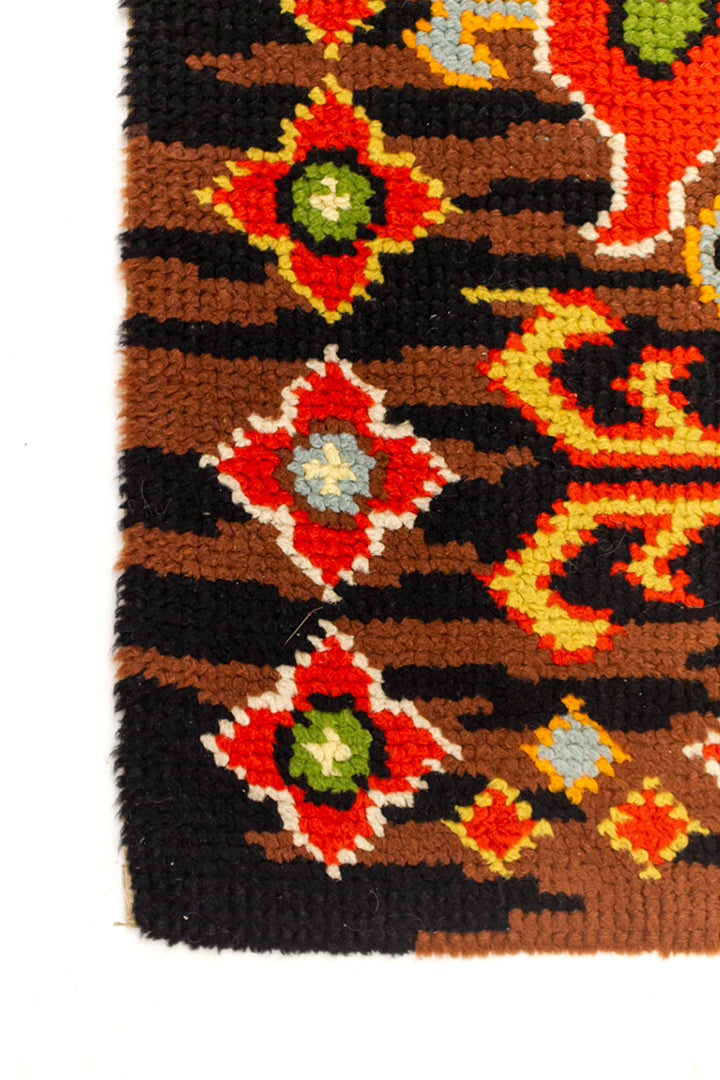 Vintage handgemaakt wandkleed of vloerkleed met gekleurde patronen