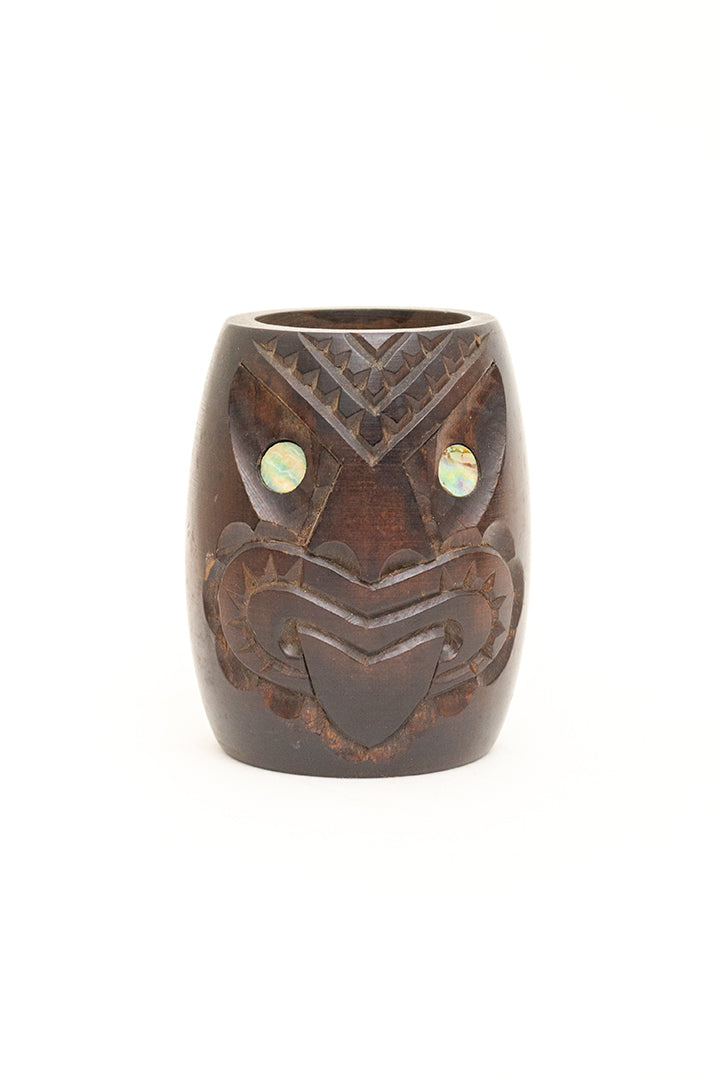 Vintage handgesneden houten Maori vaasje met gezicht en ogen van parelmoer