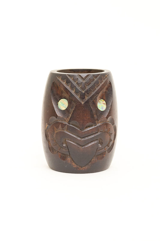 Vintage handgesneden houten Maori vaasje met gezicht en ogen van parelmoer