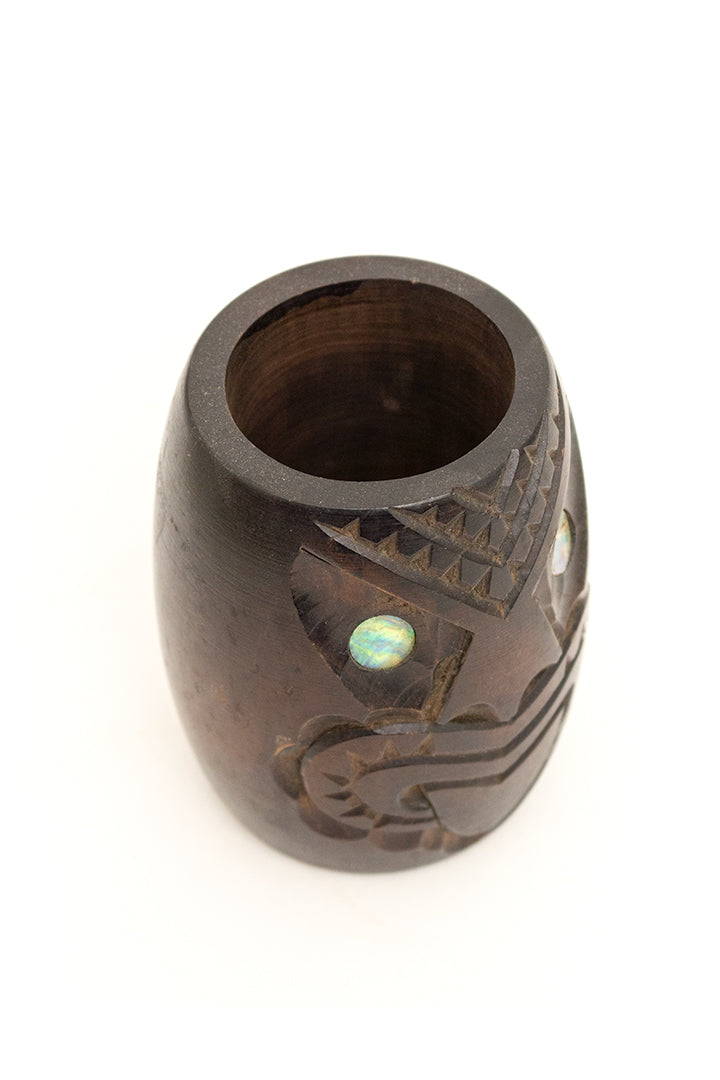 Vintage handgesneden houten Maori vaasje met gezicht en ogen van parelmoer