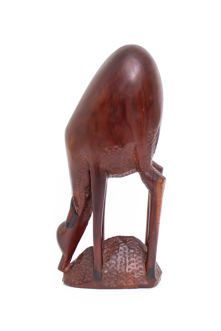 Vintage handgesneden houten beeld van een drinkende hinde