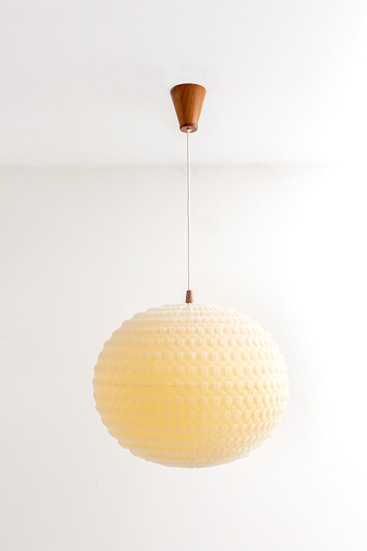 Vintage hanglamp kunststof bol bekleed met gaas en teakhouten details