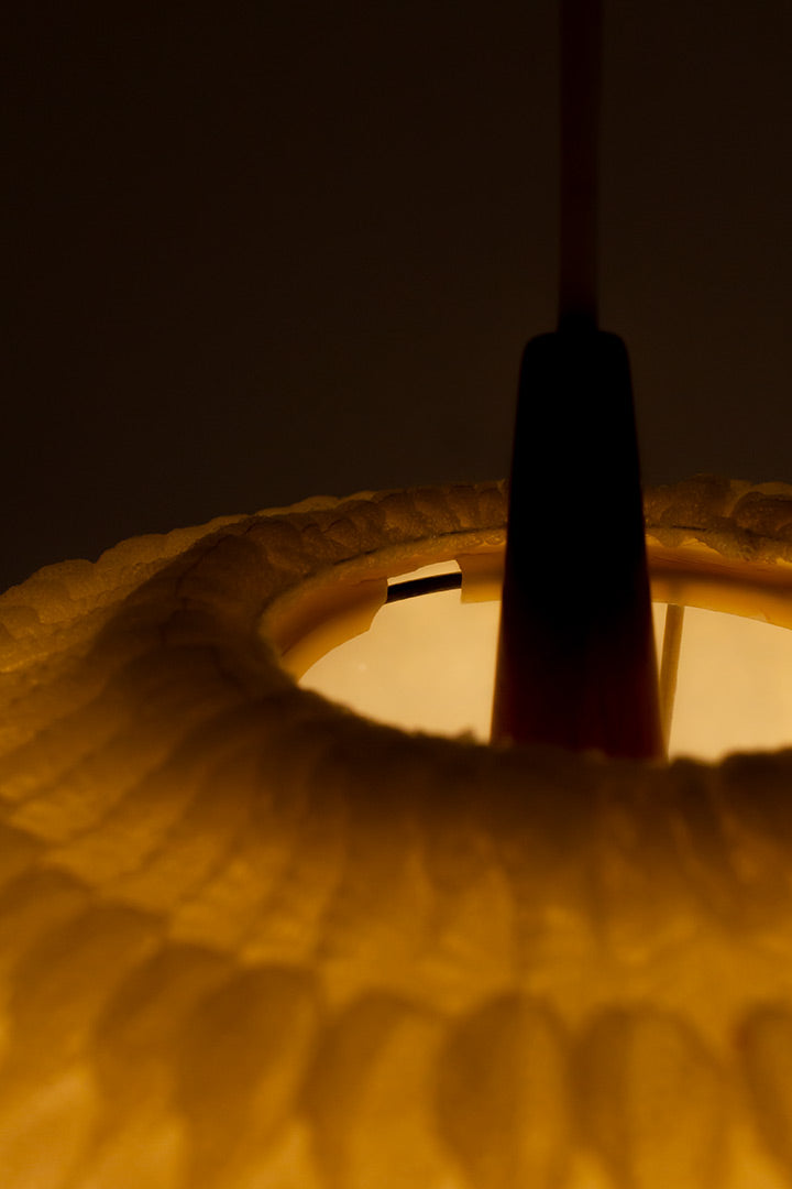 Vintage hanglamp kunststof bol bekleed met gaas en teakhouten details