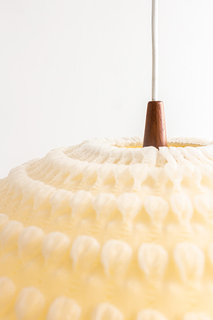 Vintage hanglamp kunststof bol bekleed met gaas en teakhouten details
