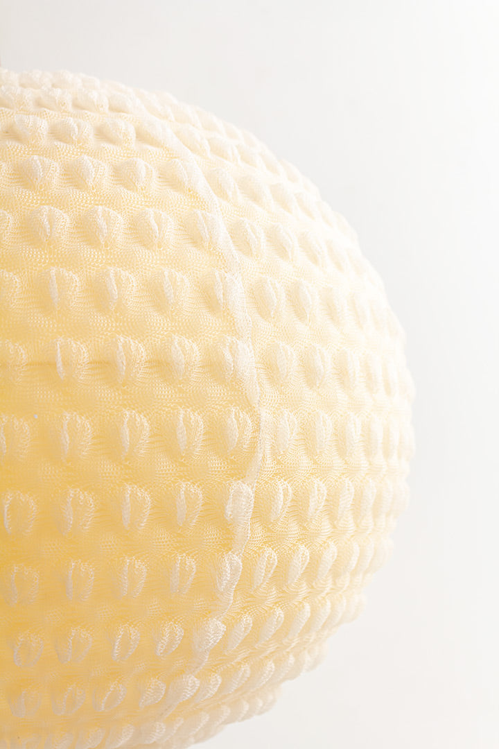 Vintage hanglamp kunststof bol bekleed met gaas en teakhouten details