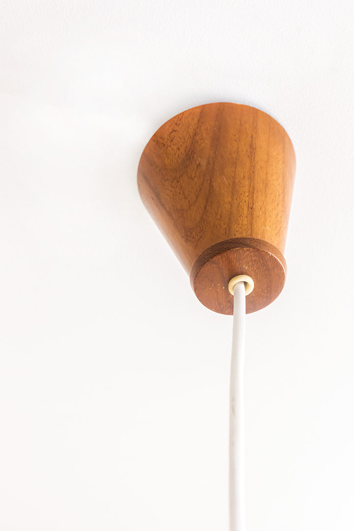 Vintage hanglamp kunststof bol bekleed met gaas en teakhouten details