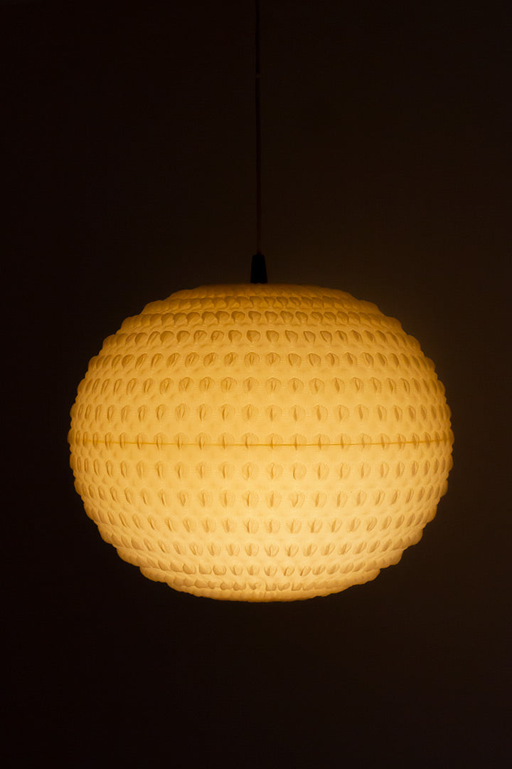 Vintage hanglamp kunststof bol bekleed met gaas en teakhouten details