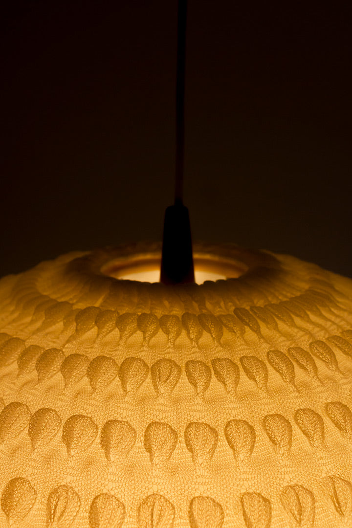 Vintage hanglamp kunststof bol bekleed met gaas en teakhouten details