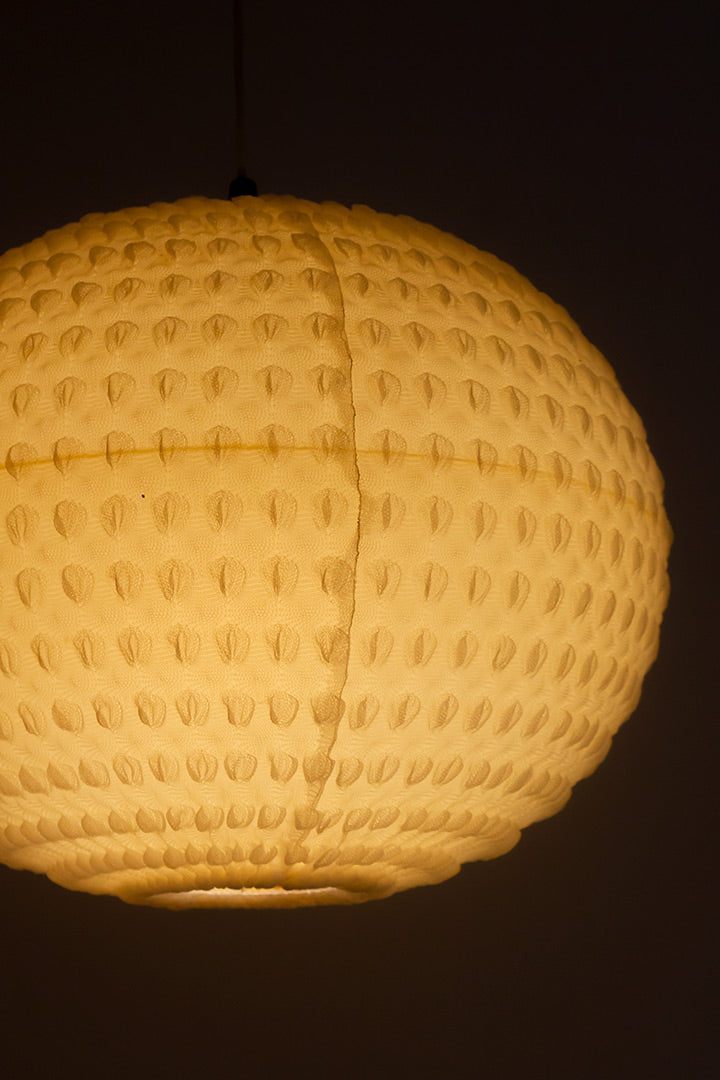 Vintage hanglamp kunststof bol bekleed met gaas en teakhouten details